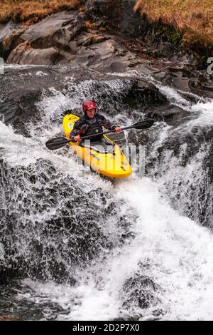 Canoéiste à White Water, Snowdonia, au nord du pays de Galles Banque D'Images
