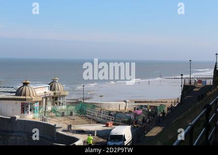 Cromer Pier dans une froide journée d'été, belle côte est anglaise, vue sur le Nord depuis la voie Banque D'Images