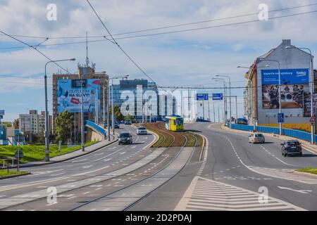 OSTRAVA / RÉPUBLIQUE TCHÈQUE - 29 SEPTEMBRE 2019 : rue avec tramway et voitures à Ostrava Banque D'Images