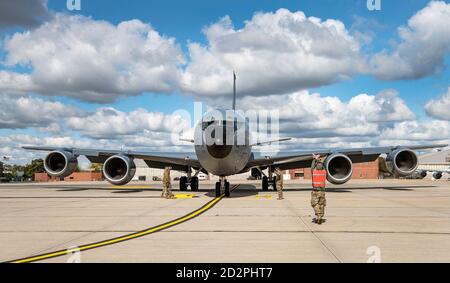 Les chefs d'équipage du 191e Escadron de maintenance d'aéronefs à la base de la Garde nationale de Selfridge Air (Michigan) ont mis en place un 171e Escadron de ravitaillement aérien KC-135 Stratotanker à sa place de stationnement sur la ligne de vol le 2 octobre 2020. Le pétrolier et son équipage sont revenus du ravitaillement d'un Commando Solo, un EC-130J exploité exclusivement par la Garde nationale aérienne, plus précisément l'aile 193d des opérations spéciales de la Garde nationale aérienne de Pennsylvanie. Le SOW 193 est basé à la base de la Garde nationale aérienne de Harrisburg (ancienne base aérienne d'Olmstead) à l'aéroport international de Harrisburg à Middletown, en Pennsylvanie. (É.-U. Air National Gua Banque D'Images