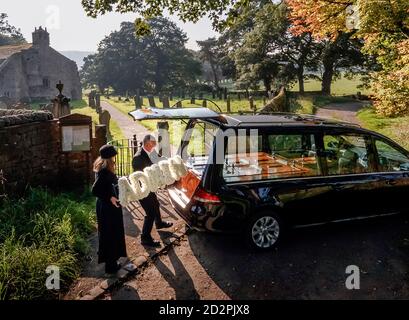 Les directeurs funéraires Tim Twigger et Sarah Jones des funérailles Full Circle, avec un hommage floral qui se lit « Admin » à l'église Weston d'Otley, dans le West Yorkshire, alors que les militants appellent le gouvernement à introduire une nouvelle norme de deuil pour simplifier l'administration de fin de vie requise après la perte d'un parent. Banque D'Images