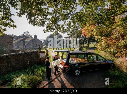 Les directeurs funéraires Tim Twigger et Sarah Jones des funérailles Full Circle, avec un hommage floral qui se lit « Admin » à l'église Weston d'Otley, dans le West Yorkshire, alors que les militants appellent le gouvernement à introduire une nouvelle norme de deuil pour simplifier l'administration de fin de vie requise après la perte d'un parent. Banque D'Images