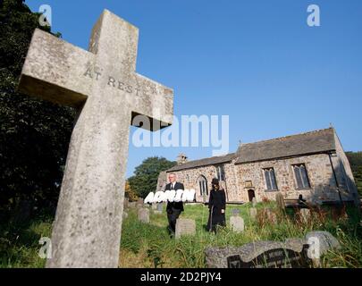 Les directeurs funéraires Tim Twigger et Sarah Jones des funérailles Full Circle, avec un hommage floral qui se lit « Admin » à l'église Weston d'Otley, dans le West Yorkshire, alors que les militants appellent le gouvernement à introduire une nouvelle norme de deuil pour simplifier l'administration de fin de vie requise après la perte d'un parent. Banque D'Images