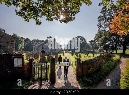 Les directeurs funéraires Tim Twigger et Sarah Jones des funérailles Full Circle, avec un hommage floral qui se lit « Admin » à l'église Weston d'Otley, dans le West Yorkshire, alors que les militants appellent le gouvernement à introduire une nouvelle norme de deuil pour simplifier l'administration de fin de vie requise après la perte d'un parent. Banque D'Images