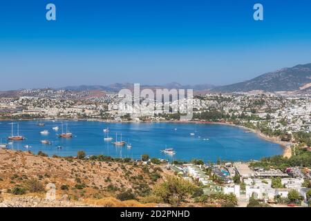 Côte de Bodrum avec voiliers et yachts de luxe dans le port sur la mer Egée à Bodrum, Turquie. Banque D'Images