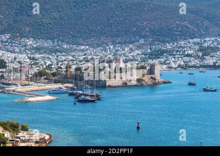 Château de Bodrum et Marina avec voiliers et yachts de luxe à port sur la mer Égée Banque D'Images