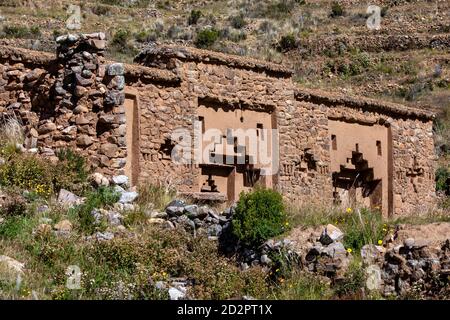 Ruines des vierges du Temple du Soleil sur l'île de la Lune, également connue sous le nom d'Isla de la Luna, située sur le lac Titicaca en Bolivie. Banque D'Images