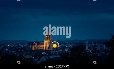 Horizon de Regensburg, ville classée au patrimoine mondial de l'UNESCO, avec octobre-fête grande roue la nuit Banque D'Images