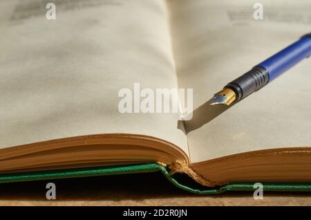 Le stylo plume est couché sur le livre ouvert. Gros plan. Macro Banque D'Images