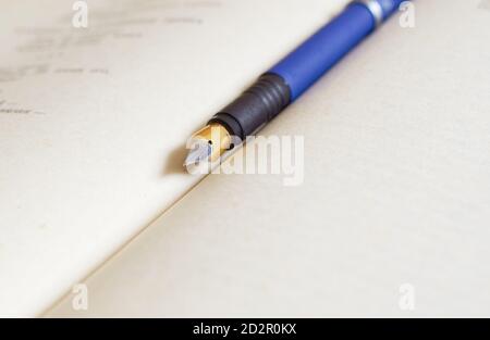 Le stylo plume est couché sur le livre ouvert. Gros plan. Macro Banque D'Images