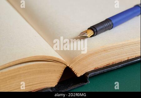 Le stylo plume est couché sur le livre ouvert. Gros plan. Macro Banque D'Images