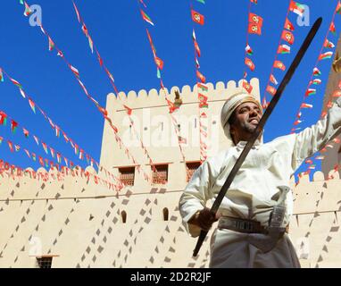 Danse traditionnelle avec épée omanaise à Nizwa fort, Oman. Banque D'Images