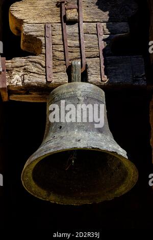 campana, iglesia parroquial de San Martín, Sercué , término municipal de Fanlo, Sobrarbe, Huesca, Aragón, cordillera de los Pirineos, Espagne Banque D'Images