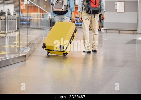 Homme avec passeport et femme avec valise Banque D'Images