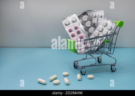 Les pilules et les médicaments dans le panier d'achat gros plan. Concept de livraison à domicile de produits médicaux, achat de médicaments en ligne. Banque D'Images