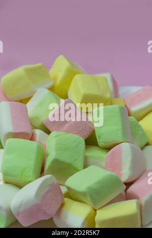 De nombreux marshmallows multicolores permettent de réaliser des gros-plan. Bonbons aux fruits, dessert léger. Mise au point souple, espace de copie. Banque D'Images