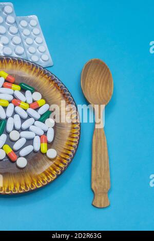 Pilules et capsules d'antibiotiques et d'aspirine sur plaque. Le concept de soins de santé, le traitement du virus, le rhume. Médecine, concept pharmaceutique. Banque D'Images