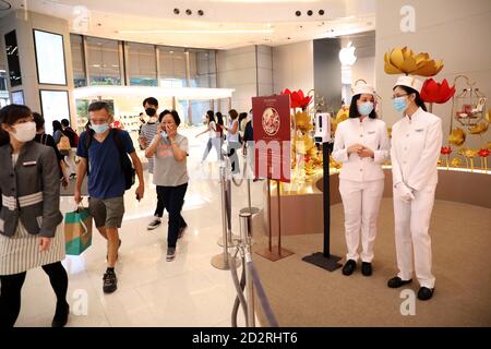 Hong Kong, le 28 septembre. 7 octobre 2020. Les clients visitent Hysan place, à Causeway Bay, à Hong Kong, dans le sud de la Chine, le 28 septembre 2020. POUR ALLER AVEC LES TITRES DE XINHUA OCT. 7, 2020. Credit: Wu Xiaochu/Xinhua/Alay Live News Banque D'Images