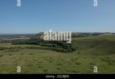 Vue panoramique depuis le sommet de Wolstonbury avec Jack et Jill Hill et les moulins à vent de Clayton en arrière-plan Les South Downs dans la région rurale de West Sussex Banque D'Images