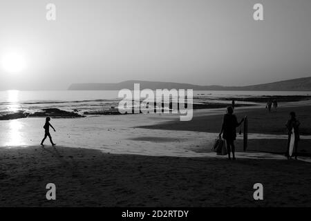 Les amateurs de plage rentrent chez eux à Sunset Compton Bay Isle of Wight Banque D'Images