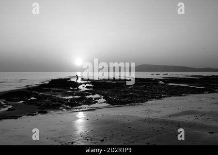 Pooling de rochers au coucher du soleil sur l'île de Wight de Compton Bay Banque D'Images