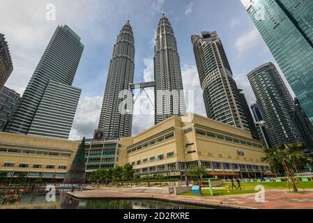 Kuala Lumpur, Malaisie - 2 décembre 2019 : paysage urbain des tours jumelles Petronas et bâtiments de Kuala Lumpur, Malaisie. Banque D'Images