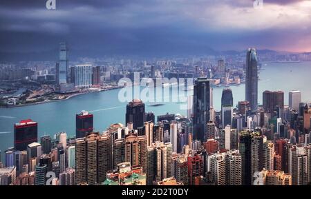 Vue sur Hong Kong au lever du soleil spectaculaire, port de Victoria Banque D'Images