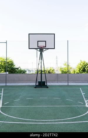 Terrain de sport moderne de basket-ball par beau temps en été Banque D'Images