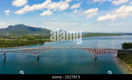 Pont De San Juanico : Le Plus Long Pont Des Philippines. Pont routier entre les îles, vue de dessus. Concept de vacances d'été et de voyage. Banque D'Images