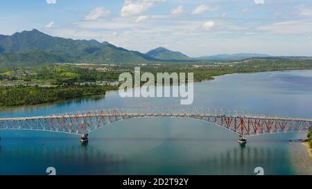 Samar, Philippines. Le pont de San Juanico relie Samar et les îles Leyte et est le plus long pont du pays. Paysage avec un grand pont au-dessus du détroit. Banque D'Images