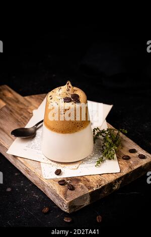 Un Verre De Cafe Dalgona Servi Sur Un Verre Et Un Gateau D Orange Complet Cafe Fouette Coreen Tendance Arriere Plan Exterieur Photo Stock Alamy