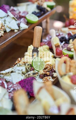 Divers hors-d'œuvre appétissants disposés sur une table en bois pleine de nourriture pour célébrer la fête Banque D'Images