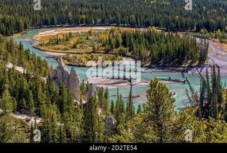 Spectaculaire depuis le dessus de la rivière Bow avec des zoos ou Cheminées de fées entourées d'une forêt automnale colorée dans le Banff National Parc au Canada Banque D'Images
