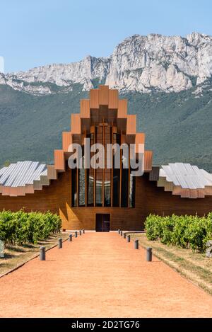 LaGuardia, Espagne - 6 août 2020 : vignoble Ysios à Alava, pays basque. Le bâtiment futuriste a été conçu par le célèbre architecte Santiago Calatrava Banque D'Images