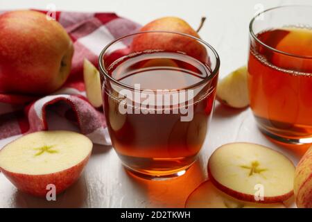 Verres de jus de pomme frais sur fond blanc Banque D'Images