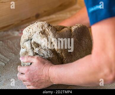 Atelier traditionnel de pain en seigle du Valais à Goppenstein-Erschmatt, Suisse Banque D'Images