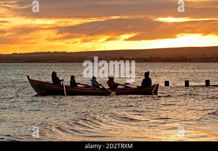 Portobello, Édimbourg, Écosse, Royaume-Uni. 7 octobre 2020. Les membres du club d'aviron amateur d'Édimbourg se sont mis à lever le soleil pour une partie d'exercice intense dans leur Skiff appelé le Skelf sur le Firth of Forth. Température 10 degrés. Crédit : Arch White/Alamy Live News Banque D'Images