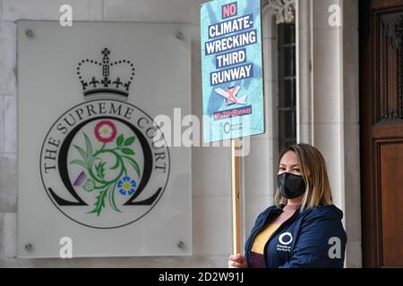 Des manifestants contre une troisième piste d'Heathrow se réunissent devant les tribunaux royaux de Londres, où un groupe de cinq juges de la Cour suprême doivent déterminer si la décision de soutenir l'expansion de l'aéroport d'Heathrow était illégale. Banque D'Images