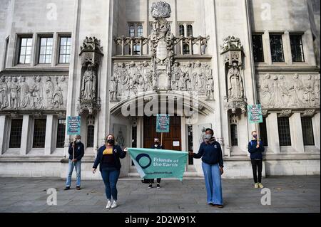 Des manifestants contre une troisième piste d'Heathrow se réunissent devant les tribunaux royaux de Londres, où un groupe de cinq juges de la Cour suprême doivent déterminer si la décision de soutenir l'expansion de l'aéroport d'Heathrow était illégale. Banque D'Images