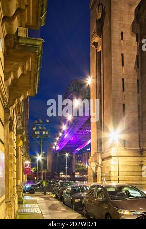 En descendant Lombard Street au crépuscule vers le célèbre pont Tyne à Newcastle, Tyne and Wear, dans le nord-est de l'Angleterre. Banque D'Images