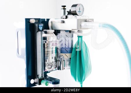 Machine moderne pour l'anesthésie au gaz placée dans la salle d'opération clinique vétérinaire lumineuse Banque D'Images
