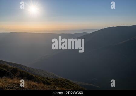 Pics de montagne espagnols en Catalogne dans la lumière du coucher de soleil, montagne Montseny Banque D'Images