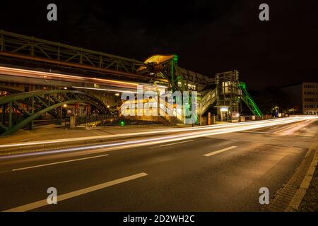 Une gare dans le chemin de fer suspendu de Wuppertal la nuit Banque D'Images