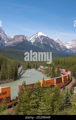 2 juin 2019. Parc national Banff, Alberta, Canada. Train canadien Pacifique sur la courbe de Morant au nord de Lake Louise. Banque D'Images