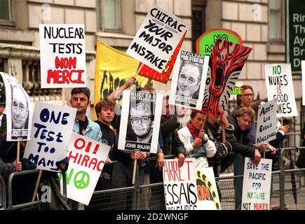 Des manifestants anti-nucléaires se rassemblent aujourd'hui (mercredi) devant l'ambassade de France à Londres. Tard dans la nuit dernière, le gouvernement français a révélé qu'il avait effectué le premier de ses huit essais nucléaires prévus à l'atoll de Mururoa dans le Pacifique Sud. Banque D'Images