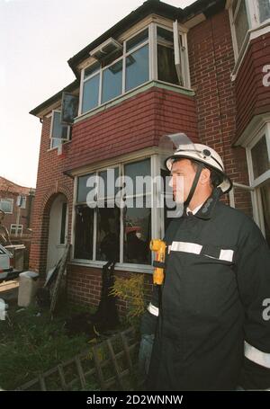 L'officier adjoint de division Ray Boddy, de la caserne de pompiers de Knightsbridge, assiste sur les lieux du feu d'aujourd'hui (mardi) à Golders Green, dans le nord de Londres, où trois frères âgés de neuf à 11 ans sont morts. Voir PA Story FIRE Children. Banque D'Images
