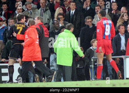 PAP 10: 26.1.95: LONDRES: Eric Cantona (à l'extrême gauche) de Manchester United est escorté hors du terrain après avoir reçu la carte rouge hier soir (mercredi). L'attaquant français a été envoyé dans la 48e minute après avoir fait une pause devant un fan de la foule. ACTUALITÉS PA, FIONA HANSON/MJB. VOIR PA STORY SOCCER CANTONA. Banque D'Images