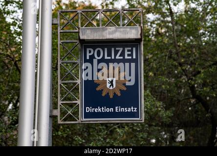 Berlin, Allemagne. 07e octobre 2020. Un panneau sur le bâtiment de la police anti-émeutes à Berlin-Lichtenberg à la Sewanstraße des personnes inconnues ont attaqué le bâtiment de la police anti-émeutes tôt le matin et ont endommagé une voiture de société et plusieurs motos devant la gare. Il y avait des personnes dans le bâtiment au moment de l'attaque, mais personne n'a été blessé. Aucun autre détail sur les auteurs ou le motif de l'attaque n'est encore disponible. Credit: Paul Zinken/dpa-Zentralbild/dpa/Alay Live News Banque D'Images