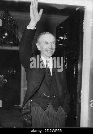 Sir Alec Douglas-Home, le premier ministre, qui avait déjà visité la Reine aux stands du Palais de Buckingham, à sa main dans sa poche, et se rend à la banque de photographes à son retour au numéro 10 Downing Street, Londres.Lord Home de Hirsel est mort paisiblement et entouré de sa famille à sa maison âgée de 92 ans. Banque D'Images