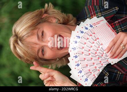 Library filer 258038-13, daté du 17/10/95, d'Anthea Turner, hôte du National Lottery Show de la BBC TV. Il a été annoncé aujourd'hui (mercredi) qu'elle quittait le spectacle pour passer à ITV dans un contrat d'une valeur de 1 million. Carlton a déclaré qu'Anthea avait signé une entente de deux ans pour faire un certain nombre de programmes de divertissement réseau, y compris un spectacle romantique de premier temps appelé tout ce que vous avez besoin est Amour. Voir l'histoire de PA SHOWBIZ Anthea. Banque D'Images